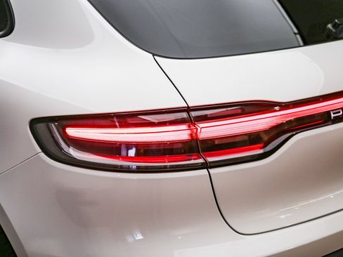Certified 2023 Porsche Macan AWD/4WD image 15