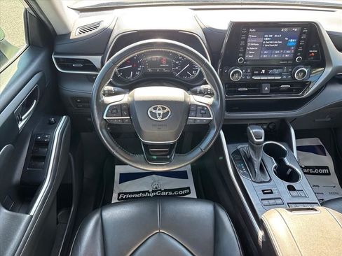 Used 2021 Toyota Highlander XLE AWD/4WD image 3