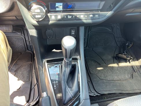 Used 2016 Toyota Corolla LE FWD image 11