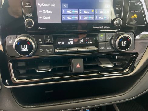 Used 2022 Toyota Highlander XLE AWD/4WD image 57