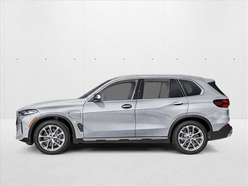 Used 2026 BMW X5 xDrive50e image 3