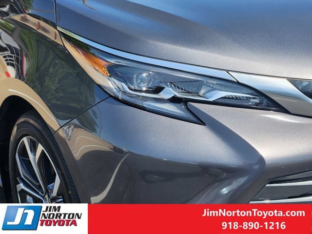 Used 2025 Toyota Sienna Platinum FWD image 10
