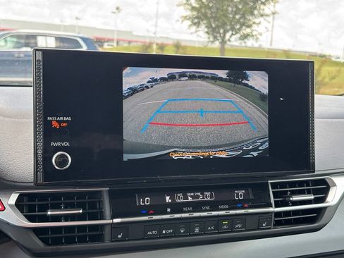 Used 2025 Toyota Sienna XLE FWD image 22