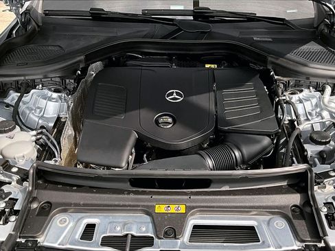 Used 2025 Mercedes-Benz GLC 300 4MATIC image 32