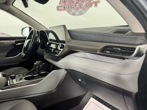 Used 2020 Toyota Highlander Limited image 12