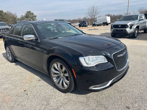 Used 2018 Chrysler 300 Touring w/ Chrome Appearance Package image 3