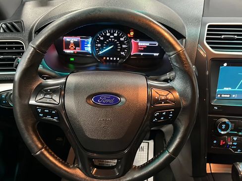 Used 2017 Ford Explorer XLT w/ Equipment Group 202A AWD/4WD image 26