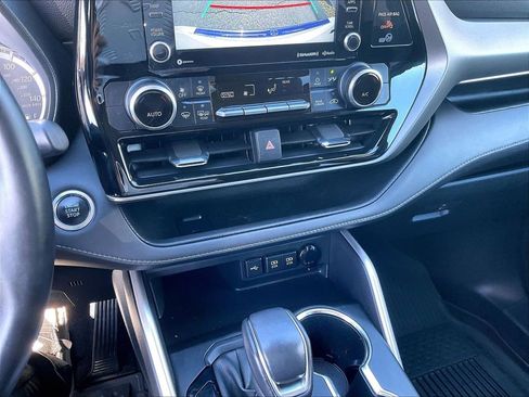Used 2021 Toyota Highlander LE AWD/4WD image 25