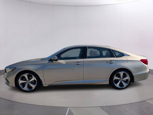 Used 2018 Honda Accord Touring image 2