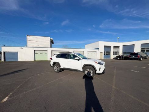 Used 2025 Toyota RAV4 XLE image 16