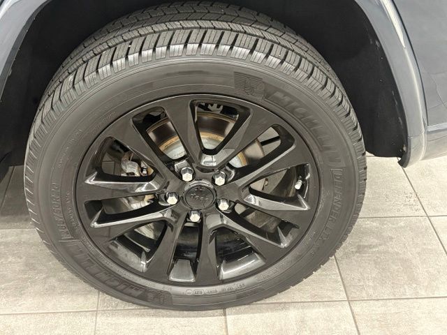 Used 2018 Jeep Grand Cherokee Altitude AWD/4WD image 7