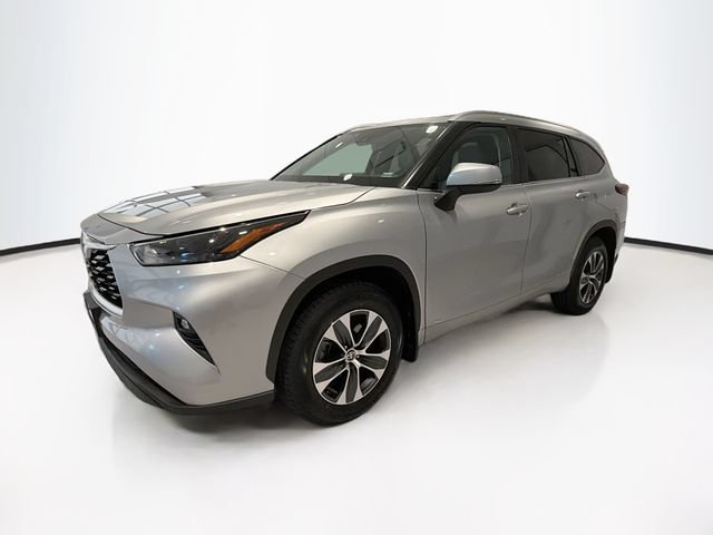 Used 2024 Toyota Highlander XLE AWD/4WD image 3