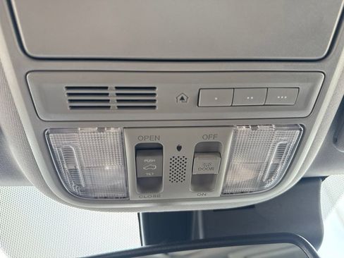 Used 2018 Honda Pilot Touring image 18