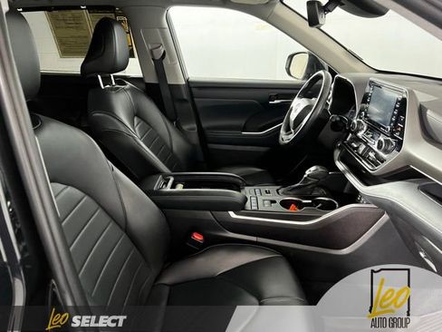 Used 2022 Toyota Highlander XLE image 22