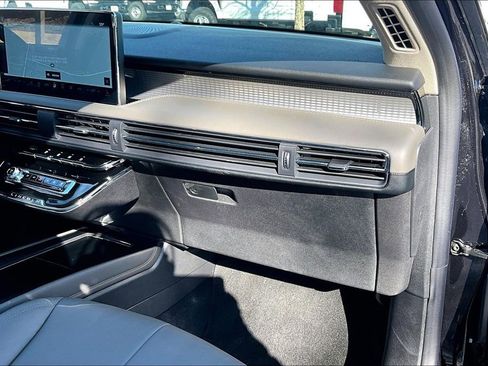 Used 2025 Lincoln Corsair Premiere image 16