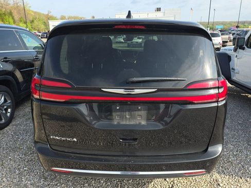 Used 2023 Chrysler Pacifica Touring-L image 5