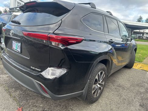 Used 2021 Toyota Highlander XLE AWD/4WD image 13