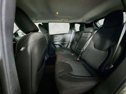 Used 2019 Jeep Cherokee Latitude w/ Popular Appearance Group FWD image 13