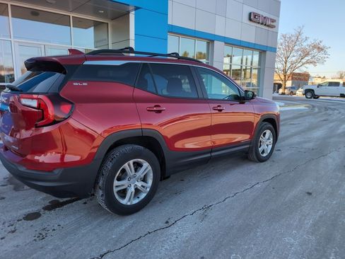 Used 2024 GMC Terrain SLE w/ Driver Convenience Package image 1