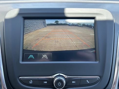 Used 2018 Chevrolet Equinox LT FWD image 29