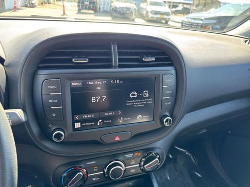 Used 2025 Kia Soul LX w/ LX Technology Package FWD image 17