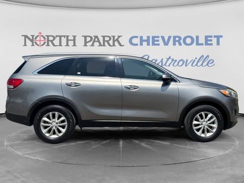 Used 2017 Kia Sorento FWD image 2