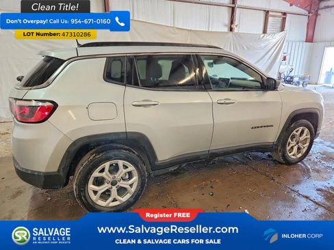 Used 2025 Jeep Compass Latitude image 4