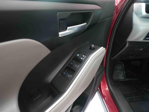 Used 2020 Toyota Highlander XLE AWD/4WD image 7