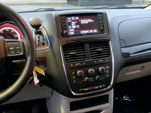 Used 2018 Dodge Grand Caravan SE w/ UConnect Hands-Free Group image 6