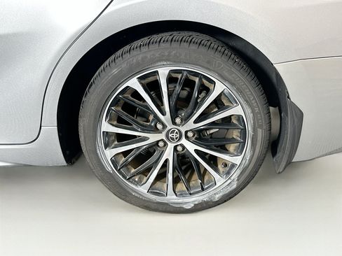 Used 2020 Toyota Camry SE w/ Convenience Package FWD image 11