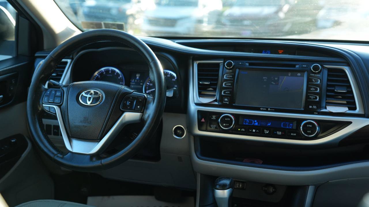 Used 2015 Toyota Highlander Limited AWD/4WD image 12