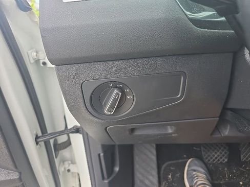Used 2018 Volkswagen Tiguan SE FWD image 12
