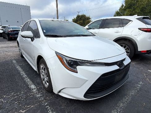 Used 2024 Toyota Corolla LE FWD image 2