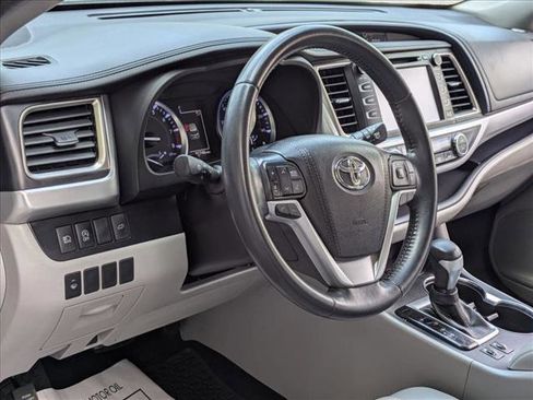 Used 2019 Toyota Highlander XLE image 9