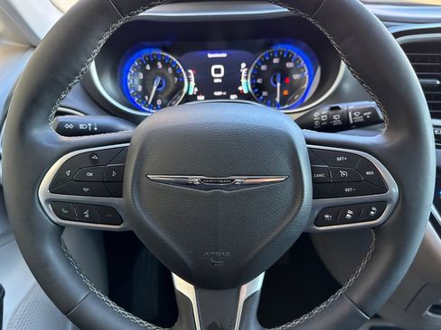 Used 2024 Chrysler Pacifica Touring-L image 34