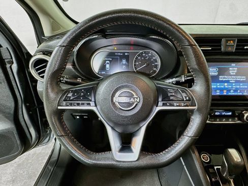 Used 2025 Nissan Versa SR FWD image 9