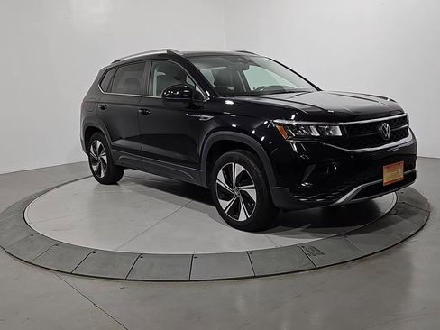 Certified 2024 Volkswagen Taos SE w/ Panoramic Sunroof Package image 9