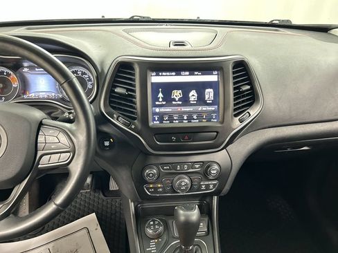 Used 2019 Jeep Cherokee Trailhawk w/ Cold Weather Group AWD/4WD image 19