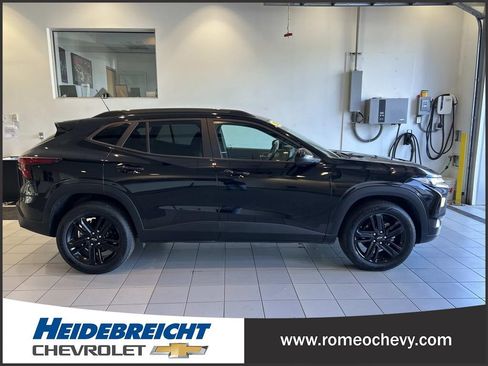 Used 2024 Chevrolet Trax ACTIV w/ Sunroof Package FWD image 2