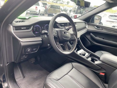 Used 2025 Jeep Grand Cherokee Limited w/ Luxury Tech Group II RWD image 27
