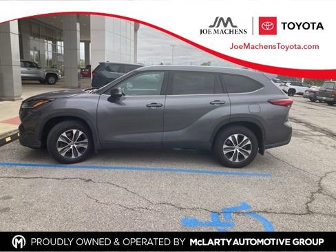 Used 2021 Toyota Highlander XLE image 1