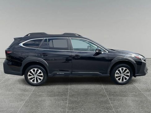 Used 2023 Subaru Outback Premium image 6