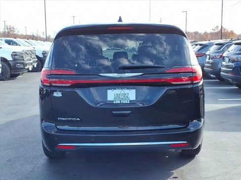 Used 2024 Chrysler Pacifica Touring-L image 29
