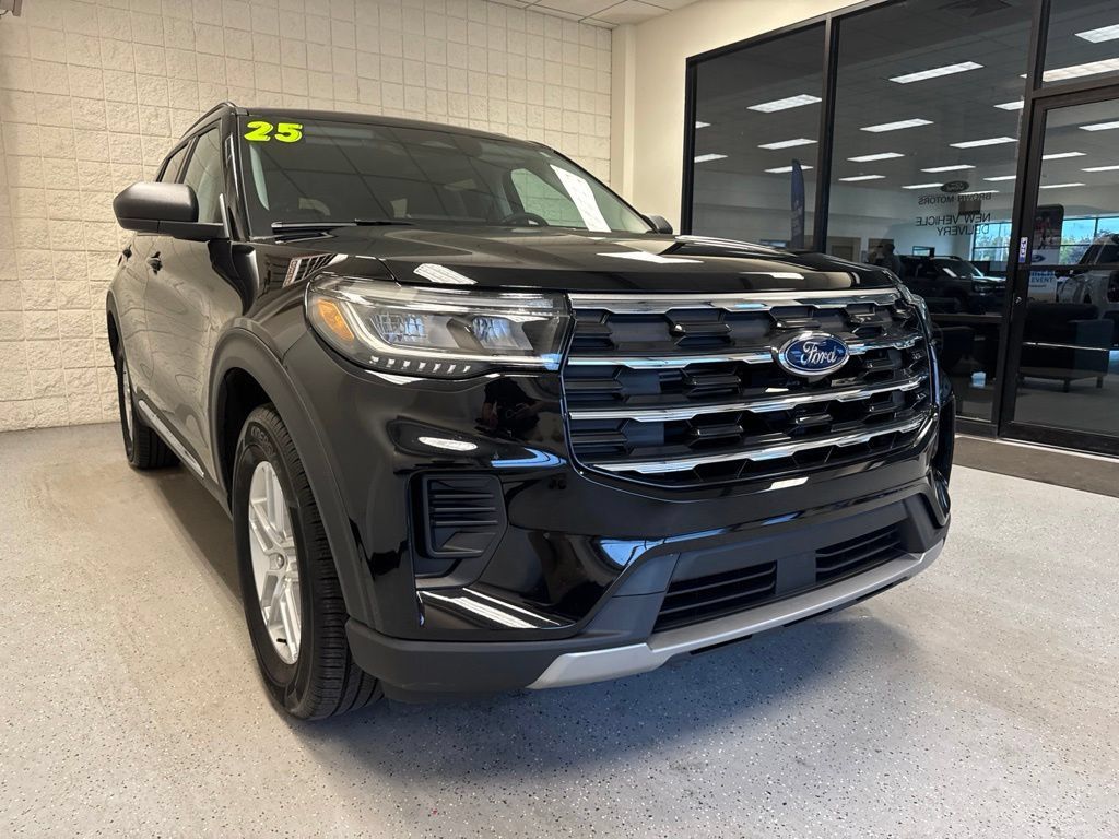 Used 2025 Ford Explorer Active AWD/4WD image 32