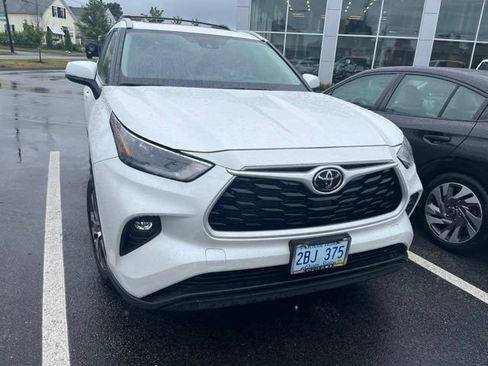 Used 2025 Toyota Highlander XLE AWD/4WD image 4