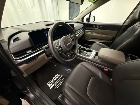 Used 2025 Kia Carnival LXS image 11