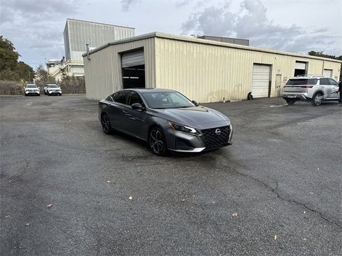 Used 2024 Nissan Altima 2.5 SR w/ SR Premium Package image 3