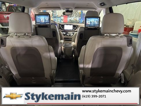 Used 2021 Chrysler Pacifica Touring-L w/ Uconnect Theater Family Group image 17