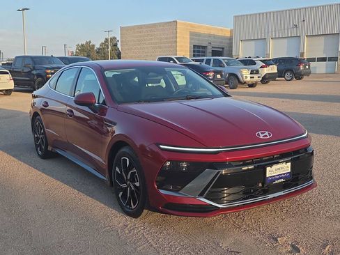 Used 2025 Hyundai Sonata SEL FWD image 2