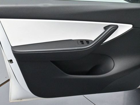 Used 2021 Tesla Model Y Long Range image 11